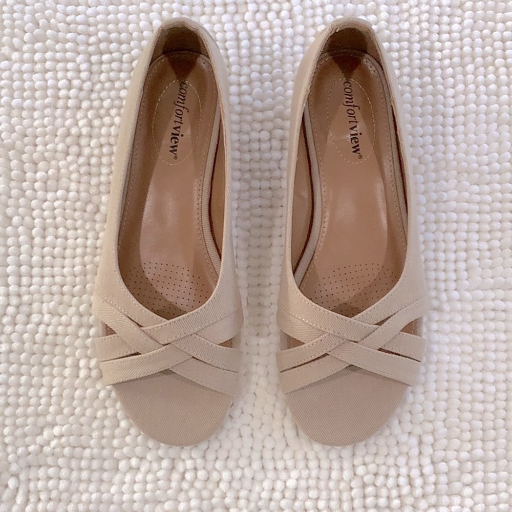 Comfortview Women's Beige Flat Wedge